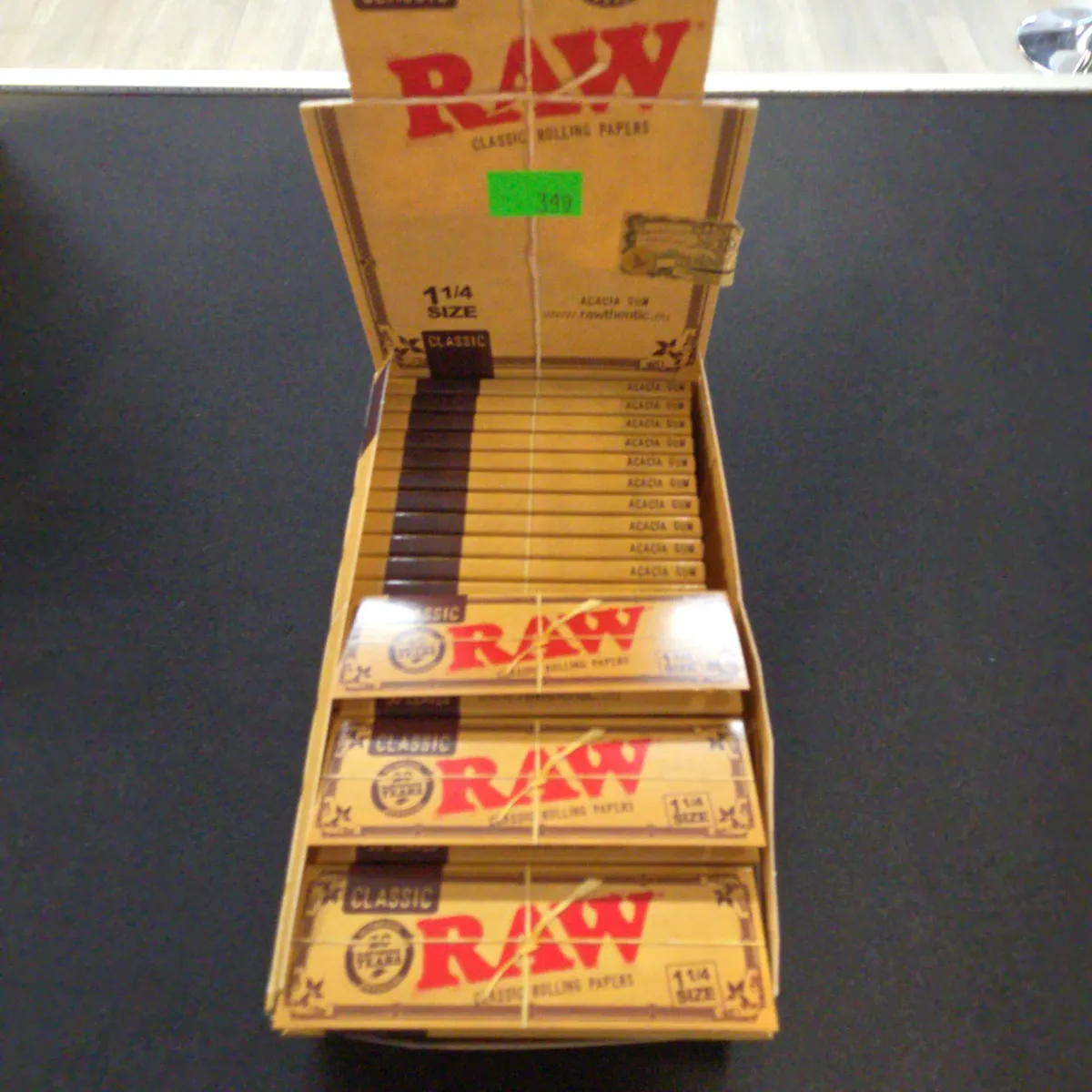 RAW 1 1/4 Size Classic Rolling Papers