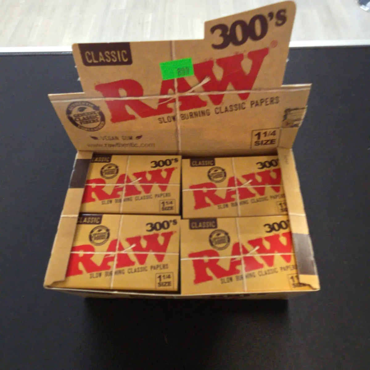 RAW Classic 1 1/4 Size Rolling Papers 300 Count